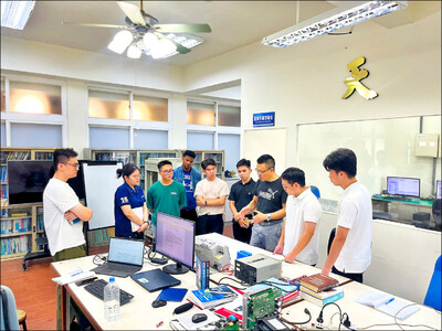 【新聞報導】本校機械與機電工程學系由陳正虎教授帶領，與胡志明工業大學及產業專家合作，指導台、越學生研習無稀土高效率馬達技術圖片