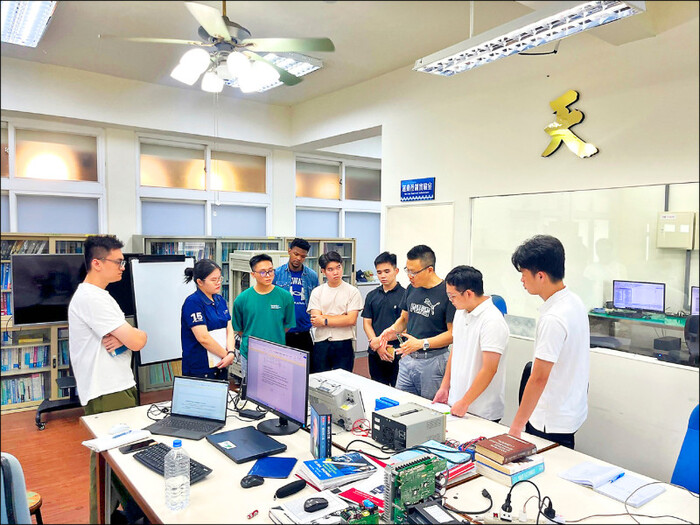 【新聞報導】本校機械與機電工程學系由陳正虎教授帶領，與胡志明工業大學及產業專家合作，指導台、越學生研習無稀土高效率馬達技術圖片